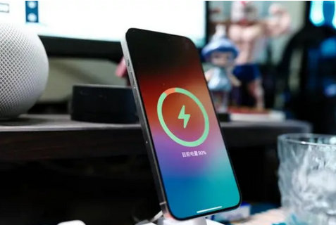 龙沙苹果15换屏服务分享用什么充电器给iPhone15充电更好 